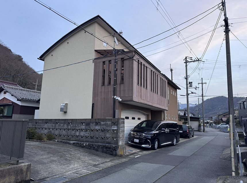 家の2面づつ写っている対角の写真